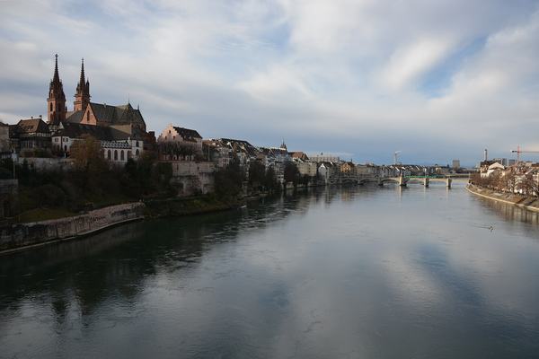 Basler Münster über dem Rhein