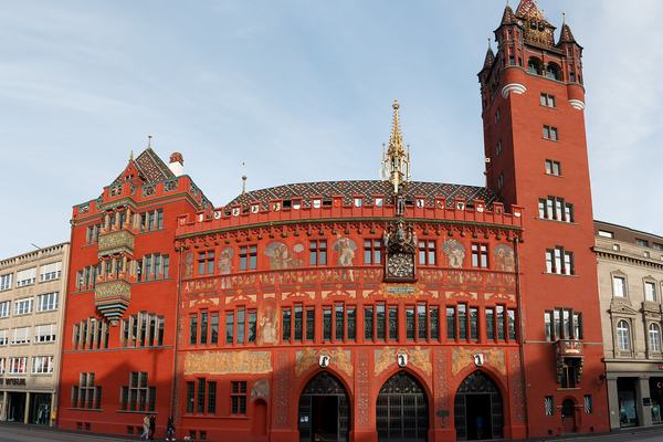 Rotes Rathaus am Marktplatz in Basel